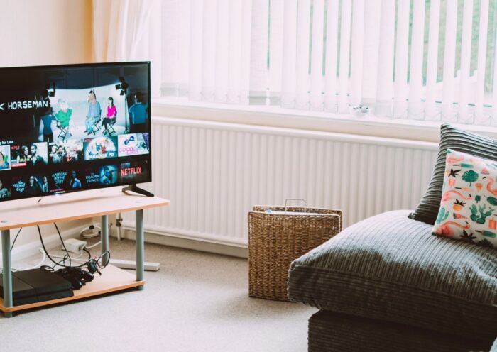 Modern 4K okostévé prémium streaming sorozattal egy elegáns nappaliban