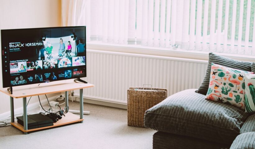 Modern 4K okostévé prémium streaming sorozattal egy elegáns nappaliban