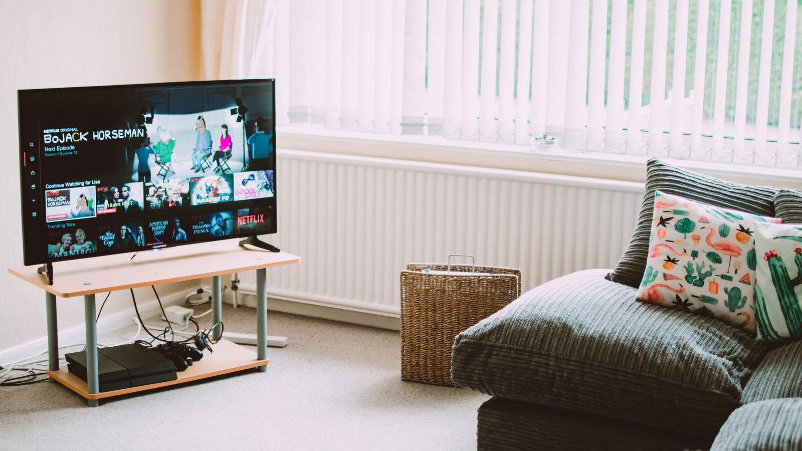Modern 4K okostévé prémium streaming sorozattal egy elegáns nappaliban