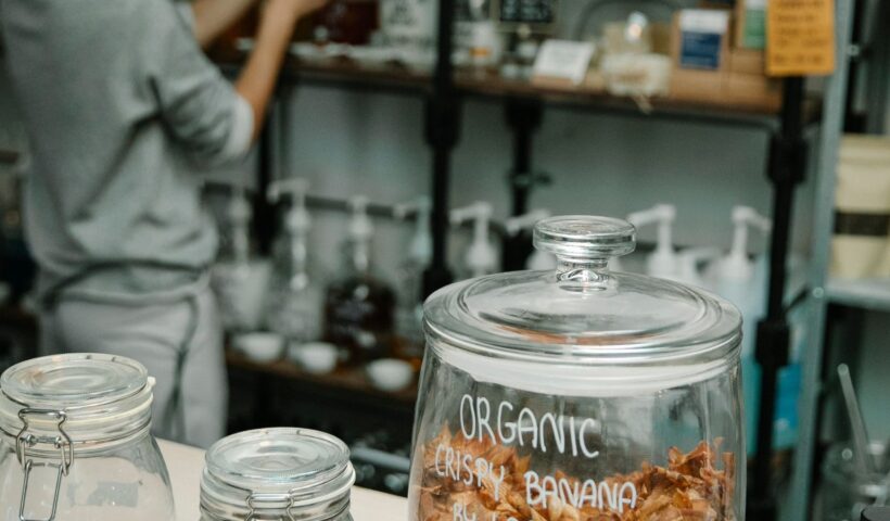Üvegekben tárolt bio termékek egy zero waste boltban