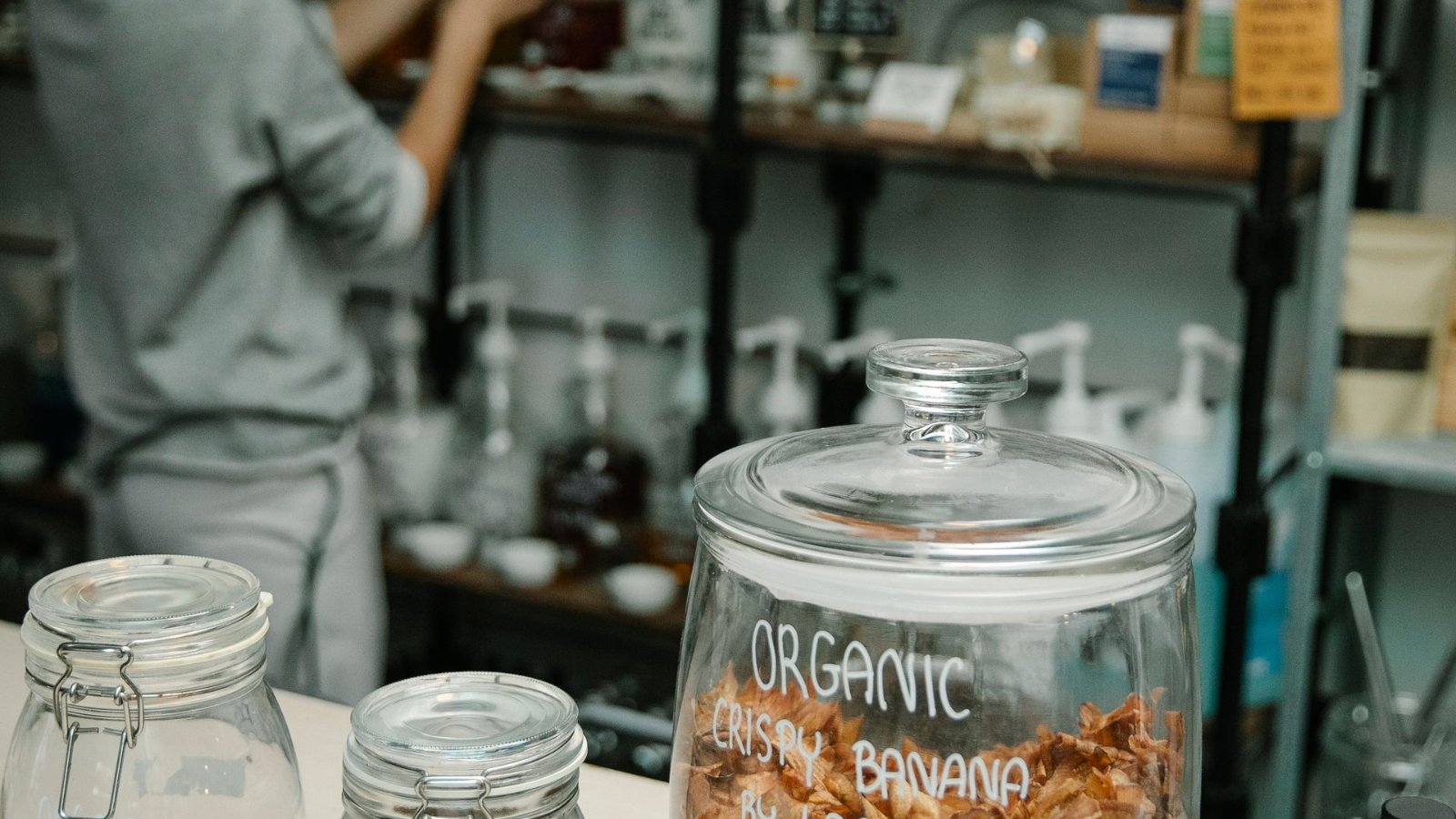 Üvegekben tárolt bio termékek egy zero waste boltban