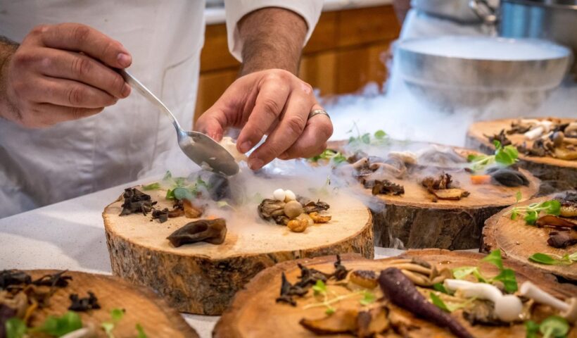 Elegáns fine dining vacsora és romantikus asztalterítés prémium borokkal
