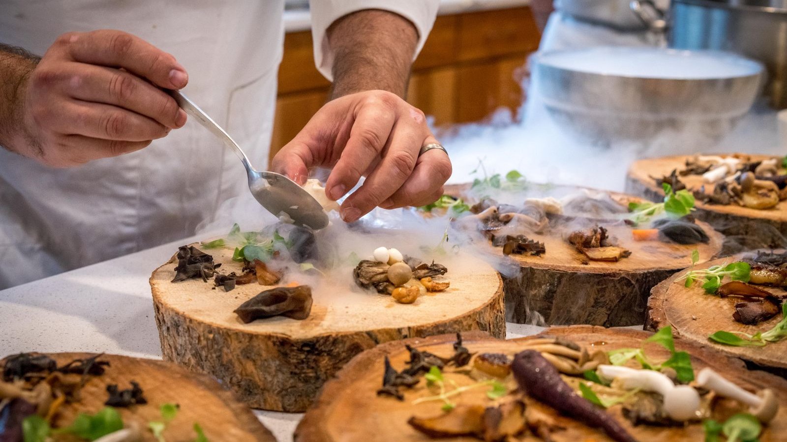 Elegáns fine dining vacsora és romantikus asztalterítés prémium borokkal